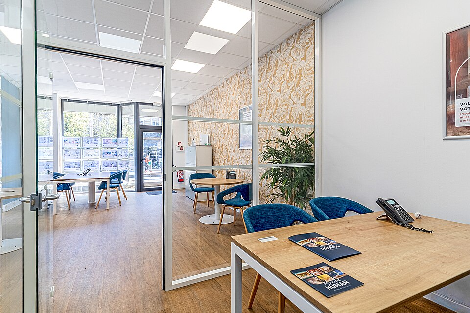 Une devanture d’agence immobilière.