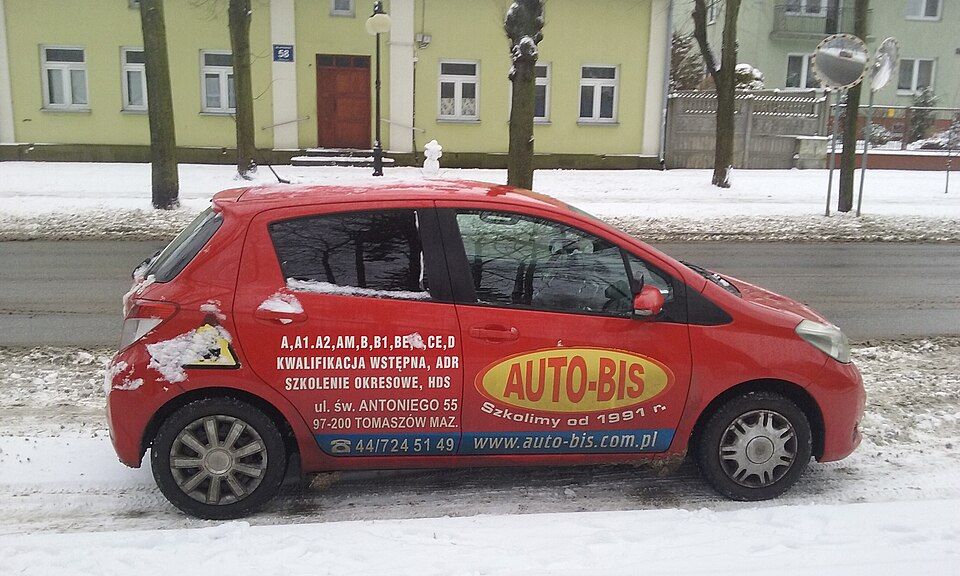 Véhicule d’auto-école à Tomaszów Mazowiecki, en Pologne.