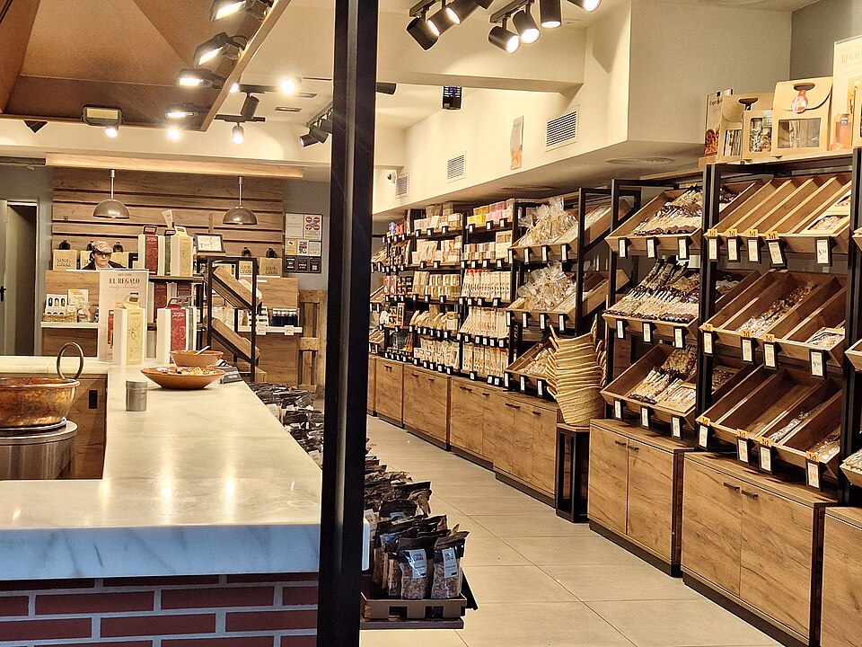 Intérieur d’un commerce alimentaire à Cala Millor, en Espagne.