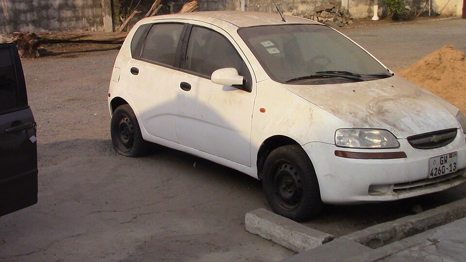 Voiture en cours de réparation.