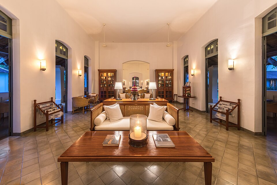 Salon d’accueil de l’hôtel Amantaka à Luang Prabang, au Laos.
