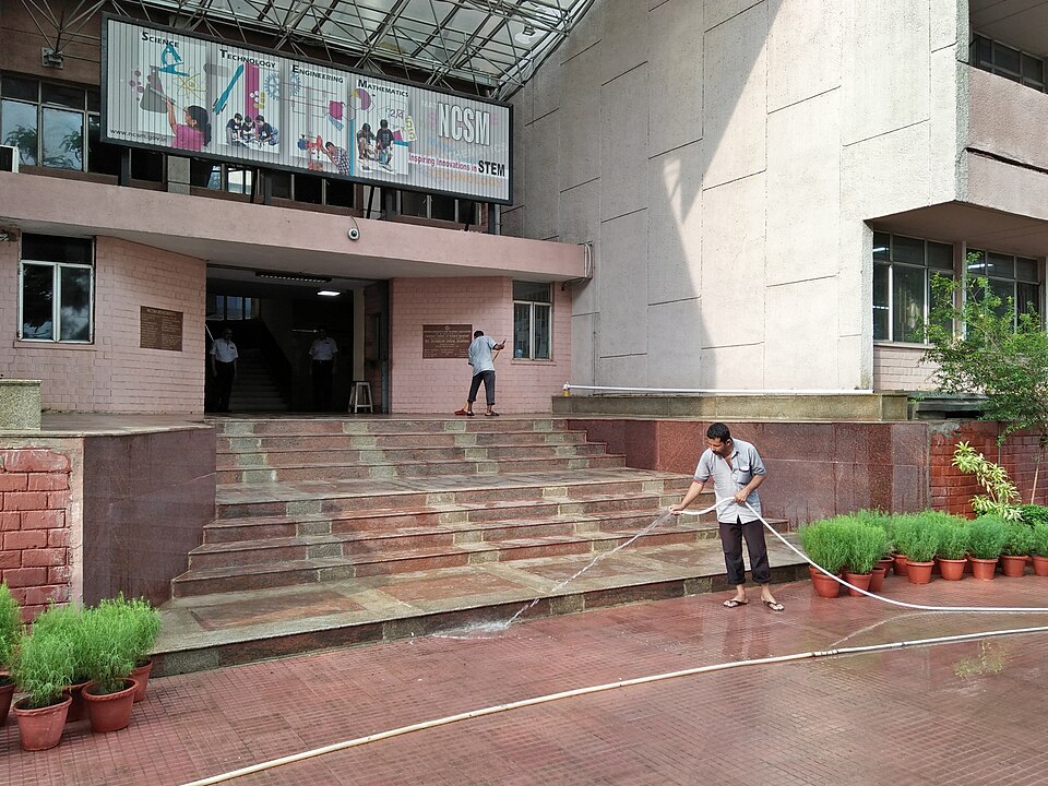 Nettoyage de locaux au musée scientifique de Kolkata, en Inde.
