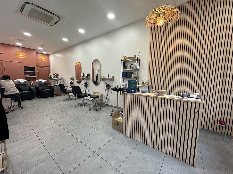 Intérieur du salon Le Temps d’une Coupe à Estrablin.